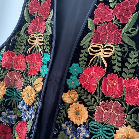 Patterned Vest - Picture 2 of 3